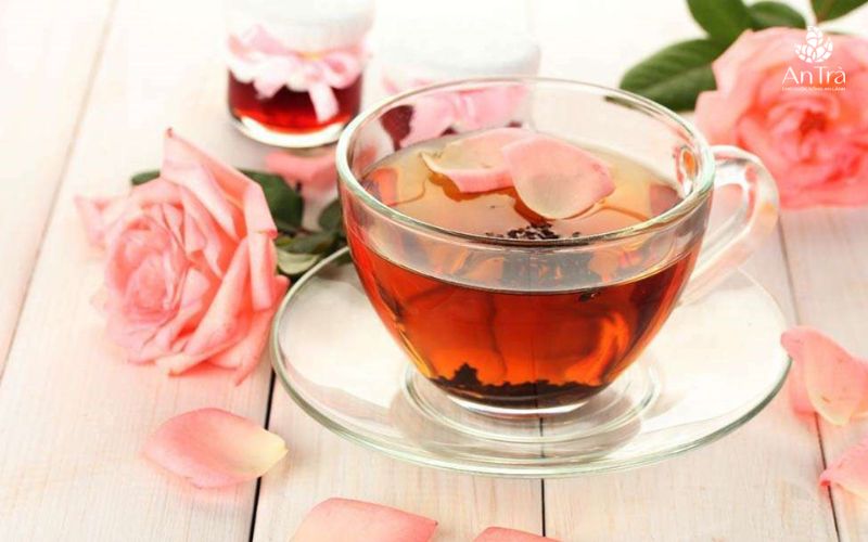Ăn bánh trung thu uống trà hoa hồng